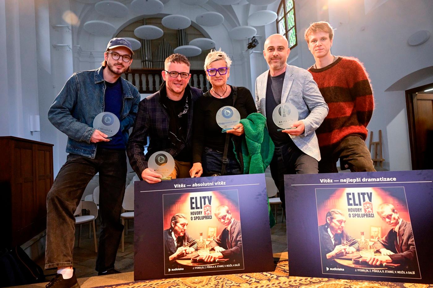 Audioknihou roku 2024 se stalo dokumentární drama Elity, adaptace divadelní hry Jiřího Havelky. Elity ovládly také kategorii nejlepší dramatizace. Ocenění převzali (zleva) zvukový designér David Šindelář, šéfproducent Audiotéky Michal Sieczkowski, režisérka Bela Schenková, zvukový designér Bojan Bojič a herec Zdeněk Piškula. Audioknihou roku 2024 se stalo dokumentární drama Elity, adaptace divadelní hry Jiřího Havelky. Elity ovládly také kategorii nejlepší dramatizace. Ocenění převzali (zleva) zvukový designér David Šindelář, šéfproducent Audiotéky Michal Sieczkowski, režisérka Bela Schenková, zvukový designér Bojan Bojič a herec Zdeněk Piškula.