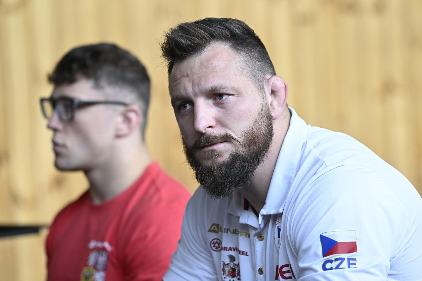Reprezentanti Lukáš Krpálek (vpravo) a Adam Kopecký na tiskové konferenci Českého svazu juda před mistrovstvím světa v Budapešti, 12. června 2025, Praha.