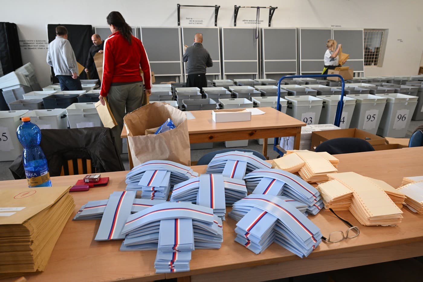 Zaměstnanci magistrátu připravují volební materiály pro komunální volby do 96 volebních místností v Olomouci Zaměstnanci magistrátu připravují volební materiály pro komunální volby do 96 volebních místností v Olomouci