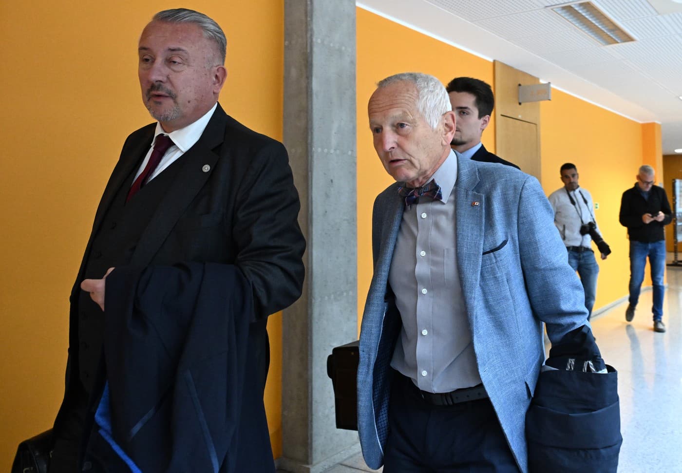  Kardiochirurg Jan Pirk z IKEM (druhý zleva) u Obvodního soudu pro Prahu 4 v případu údajného vydírání 