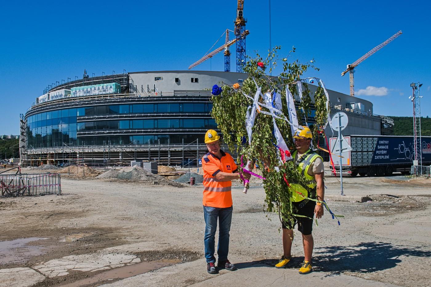 Vztyčení takzvané glajchy, májky ozdobené fábory, u příležitosti dosažení nejvyššího bodu stavby multifunkční haly Arena Brno.