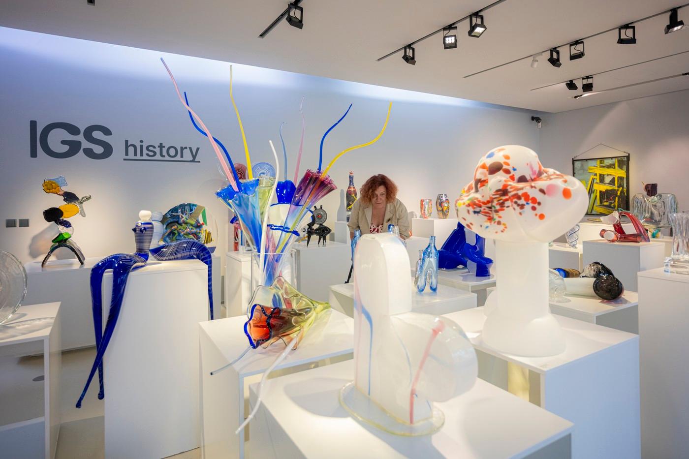 Výstava IGS history, která ukazuje výběr prací vytvořených na Mezinárodních sklářských sympoziích v letech 1982 až 2003, Sklářské muzeum, 27. června 2025, Nový Bor, Českolipsko.