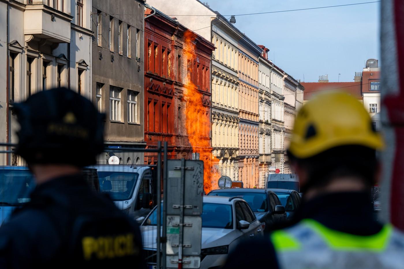 Hasiči zasahují u požáru plynu v ulici Dobrovského.