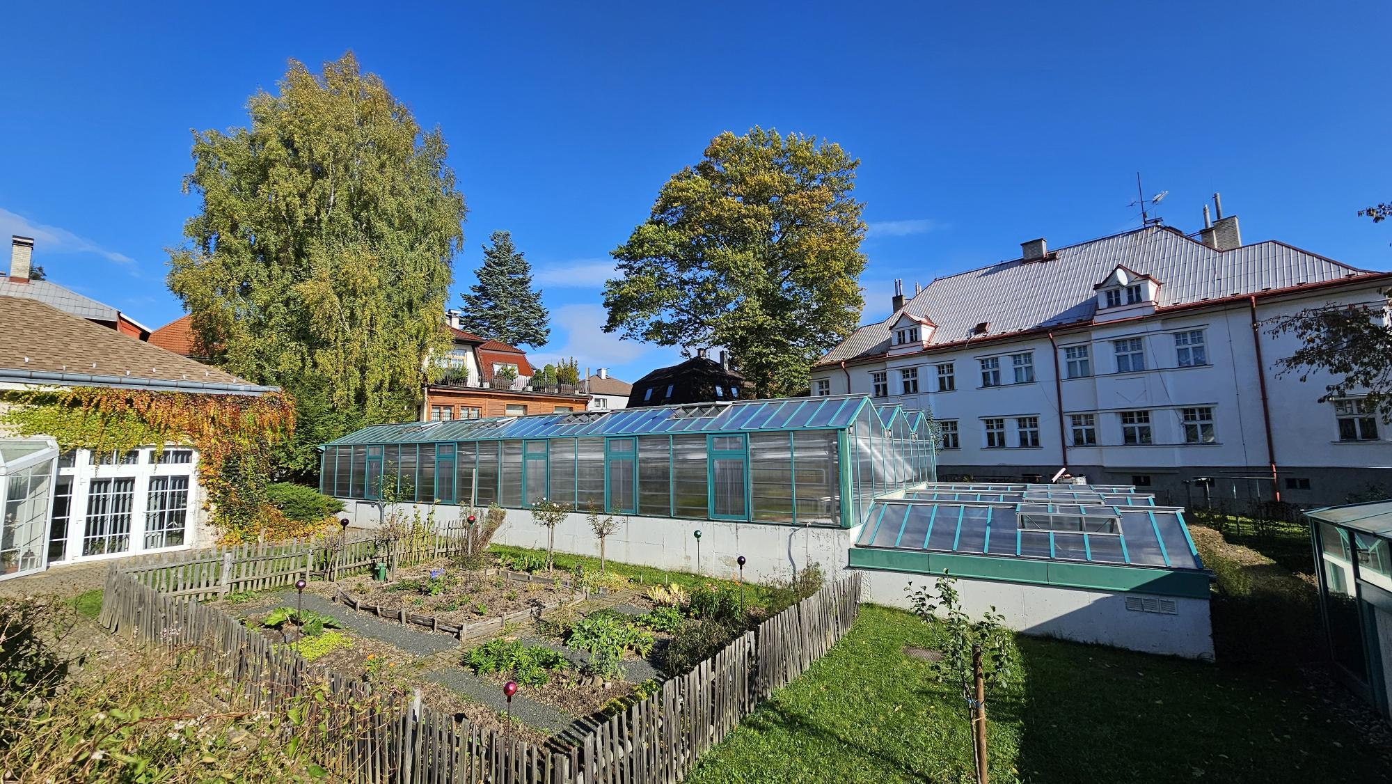 Liberecká botanická zahrada dokončila rekonstrukci opláštění prvních tří pěstebních skleníků (na snímku z 21. října 2025), které po čtvrtstoletí dosloužilo. Liberecká botanická zahrada dokončila rekonstrukci opláštění prvních tří pěstebních skleníků (na snímku z 21. října 2025), které po čtvrtstoletí dosloužilo.