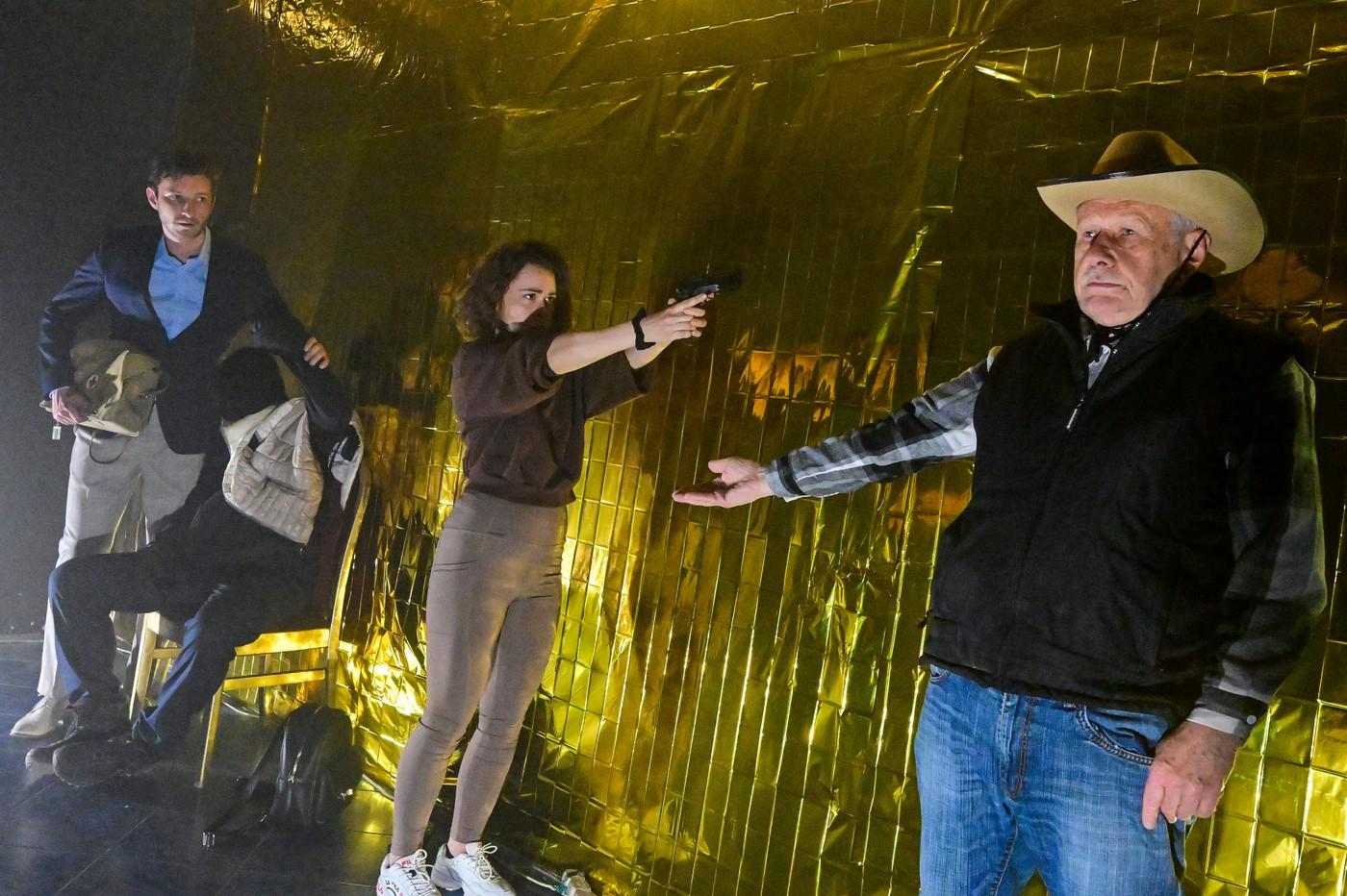 Zkouška inscenace Hlad v brněnském Divadle Feste, které aktuálně působí v prostorách chátrajícího domu v Čelakovského ulici. Zkouška inscenace Hlad v brněnském Divadle Feste, které aktuálně působí v prostorách chátrajícího domu v Čelakovského ulici.