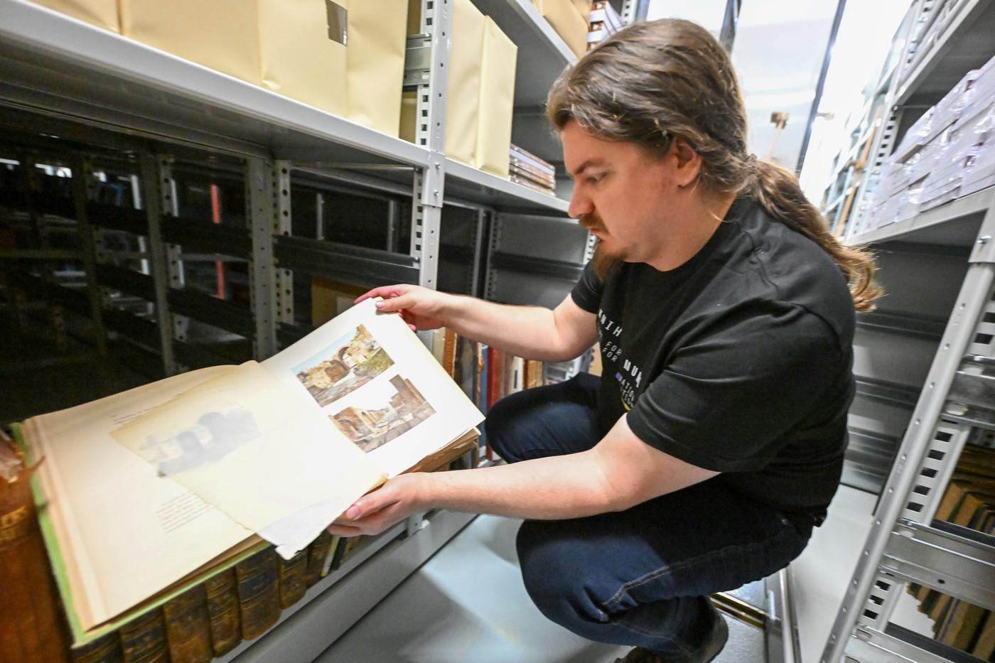 Knihovník Stanislav Hasil ukazuje jednu z knih v depozitáři knihovny filozofické fakulty Masarykovy univerzity, kde začíná první ročník festivalu libre, 16. května 2025, Brno.