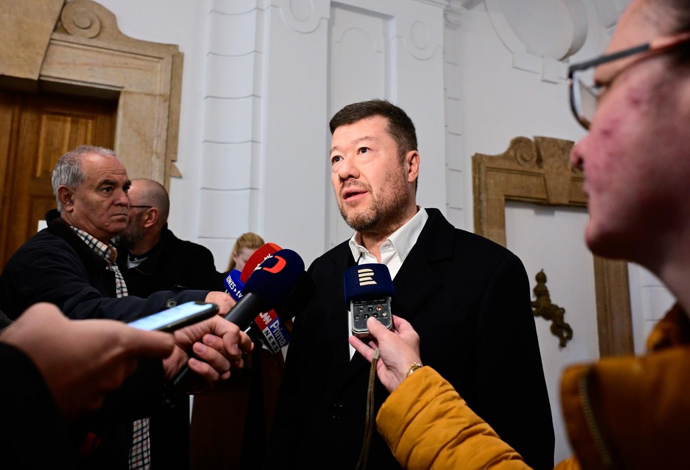 Předseda hnutí SPD Tomio Okamura hovoří s novináři při příchodu na programové jednání ANO, SPD a Motoristů.