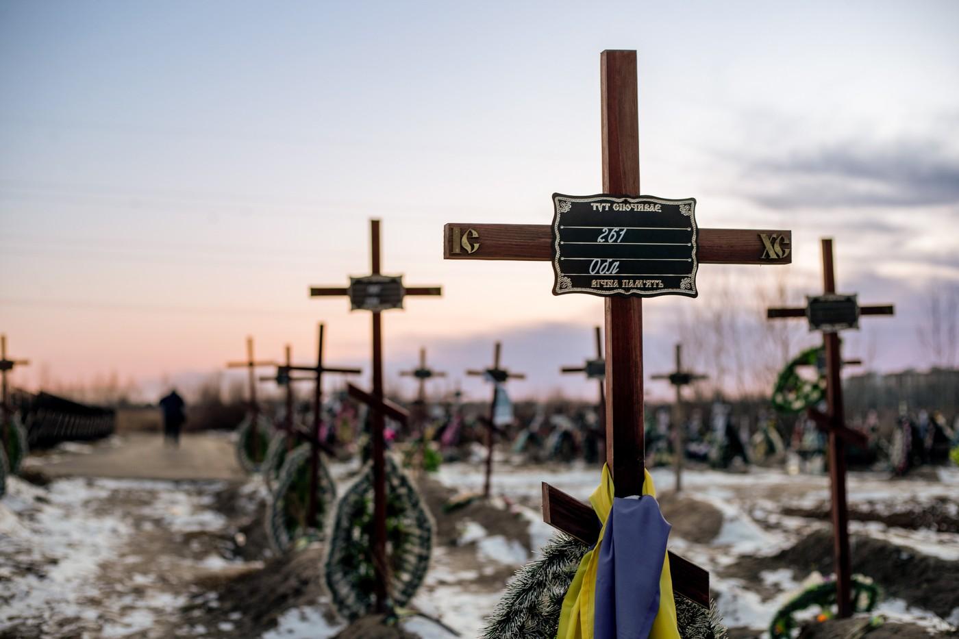 Hroby neznámých civilistů zabitých během prvních týdnů ruské invaze na Ukrajinu na hřbitově v Buči, 23. února 2023, Buča, Ukrajina.
