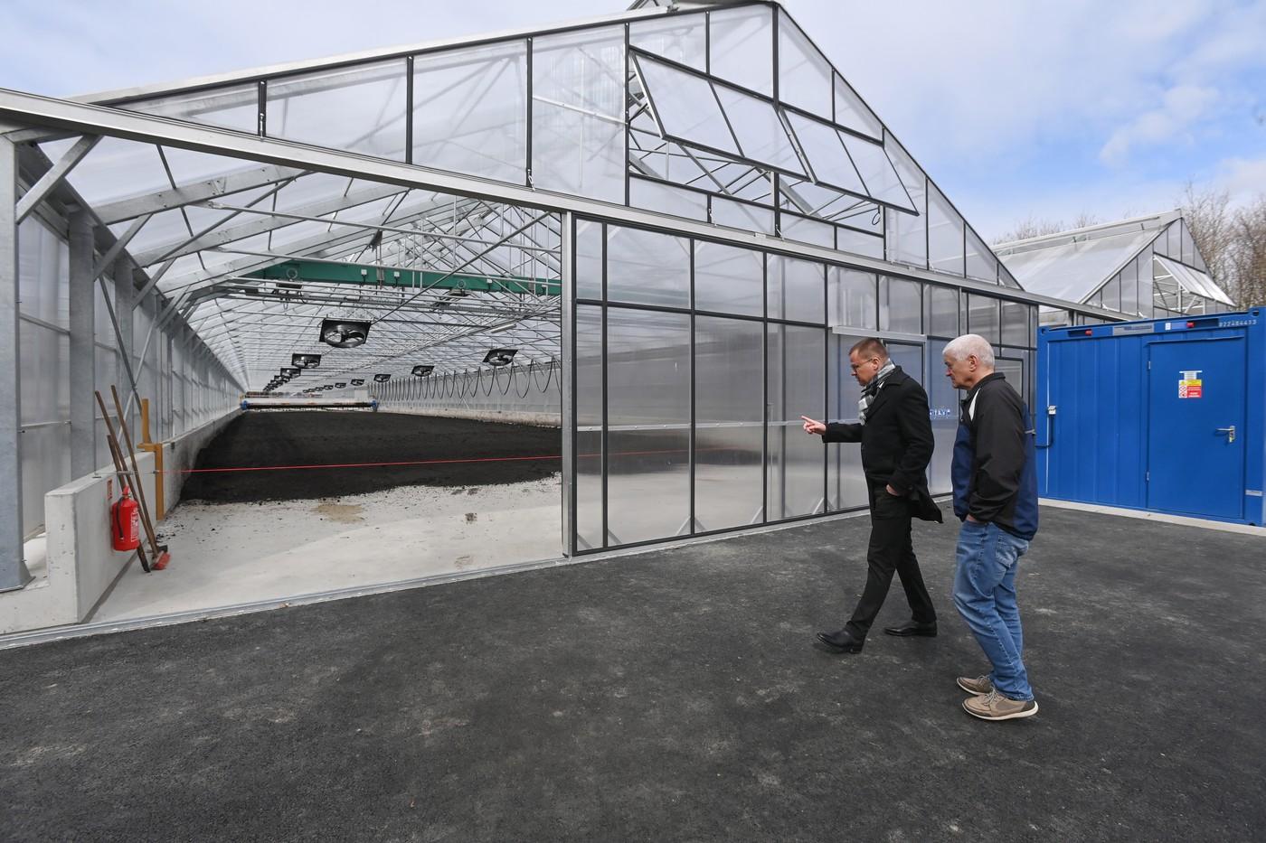 Vlevo místopředseda správní rady a ředitel společnosti Arko Technology Lukáš Mrázek při slavnostním zprovoznění Solární sušárny čistírenského kalu v areálu ČOV na okraji Litovle, 7. dubna 2025, Litovel, Olomoucko. Vedení radnice si slibuje výrazné snížení nákladů na odvoz a likvidaci čistírenského kalu. Vlevo místopředseda správní rady a ředitel společnosti Arko Technology Lukáš Mrázek při slavnostním zprovoznění Solární sušárny čistírenského kalu v areálu ČOV na okraji Litovle, 7. dubna 2025, Litovel, Olomoucko. Vedení radnice si slibuje výrazné snížení nákladů na odvoz a likvidaci čistírenského kalu.