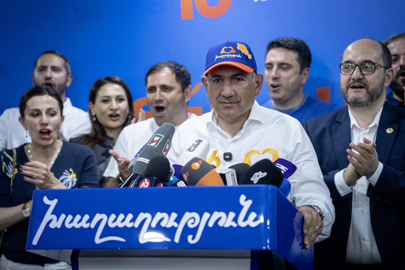 premiér Nikol Pašinjan premiér Nikol Pašinjan