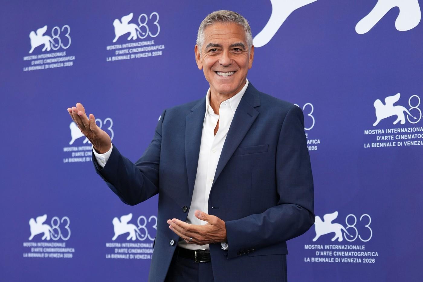George Clooney pózuje fotografům při focení u ceny Zlatého lva za celoživotní dílo v rámci 83. ročníku Benátského filmového festivalu v Benátkách George Clooney pózuje fotografům při focení u ceny Zlatého lva za celoživotní dílo v rámci 83. ročníku Benátského filmového festivalu v Benátkách