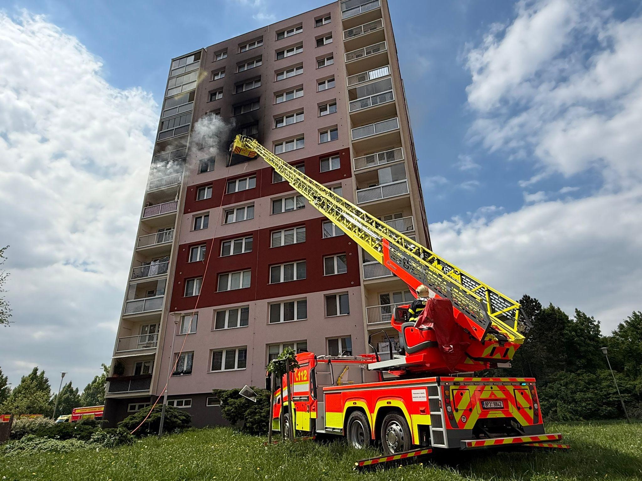 Zásah hasičů při požáru panelového domu v Ostravě Zásah hasičů při požáru panelového domu v Ostravě