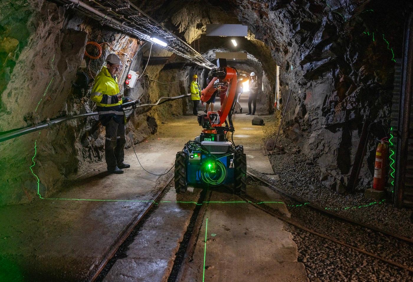 Robotika v podzemí - workshop ČVUT - představení technologií včetně robotů i přímo v akci v podzemní štole Josef na Příbramsku, 11. června 2025, Chotilsko, Nový Knín. Na snímku univerzitní robot pro inspekci a monitoring podzemních staveb, pracovně označený JULBOT (Josef Underground Laboratory Bot). Tato inovativní dálkově řízená robotická platforma je vybavena širokou škálou senzorických systémů, jež jí umožňují komplexně vnímat a analyzovat okolní prostor, včetně detekce a semi-autonomní identifikace různých objektů, jako jsou stavební konstrukce, osoby, případně další struktury nacházející se v podzemních prostorech.