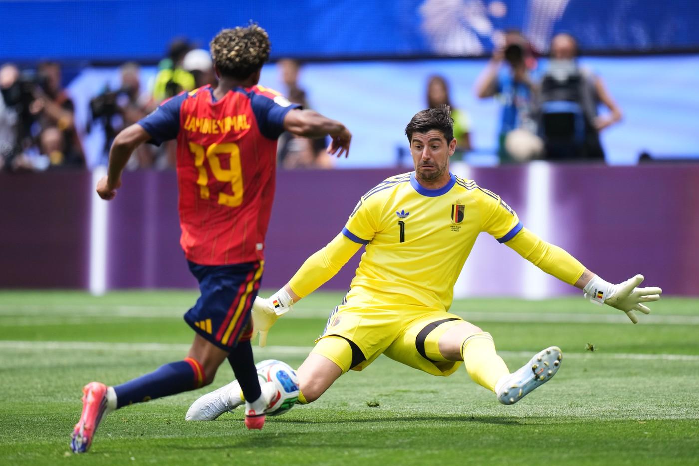 Belgický brankář Thibaut Courtois chytá střelu španělského hráče Lamineho Yamala během čtvrtfinálového zápasu mistrovství světa ve fotbale mezi Španělskem a Belgií Belgický brankář Thibaut Courtois chytá střelu španělského hráče Lamineho Yamala během čtvrtfinálového zápasu mistrovství světa ve fotbale mezi Španělskem a Belgií
