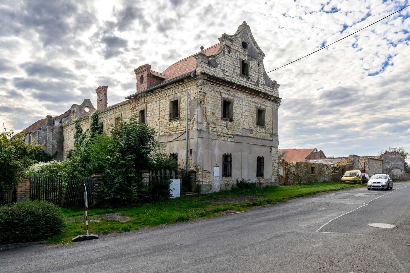  Do neobyvatelné ruiny nahlásilo během posledních měsíců trvalý pobyt 30 lidí 