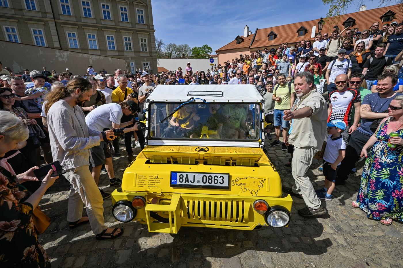 Dan Přibáň a cestovatelé při odjezdu z Prahy v dubnu 2014