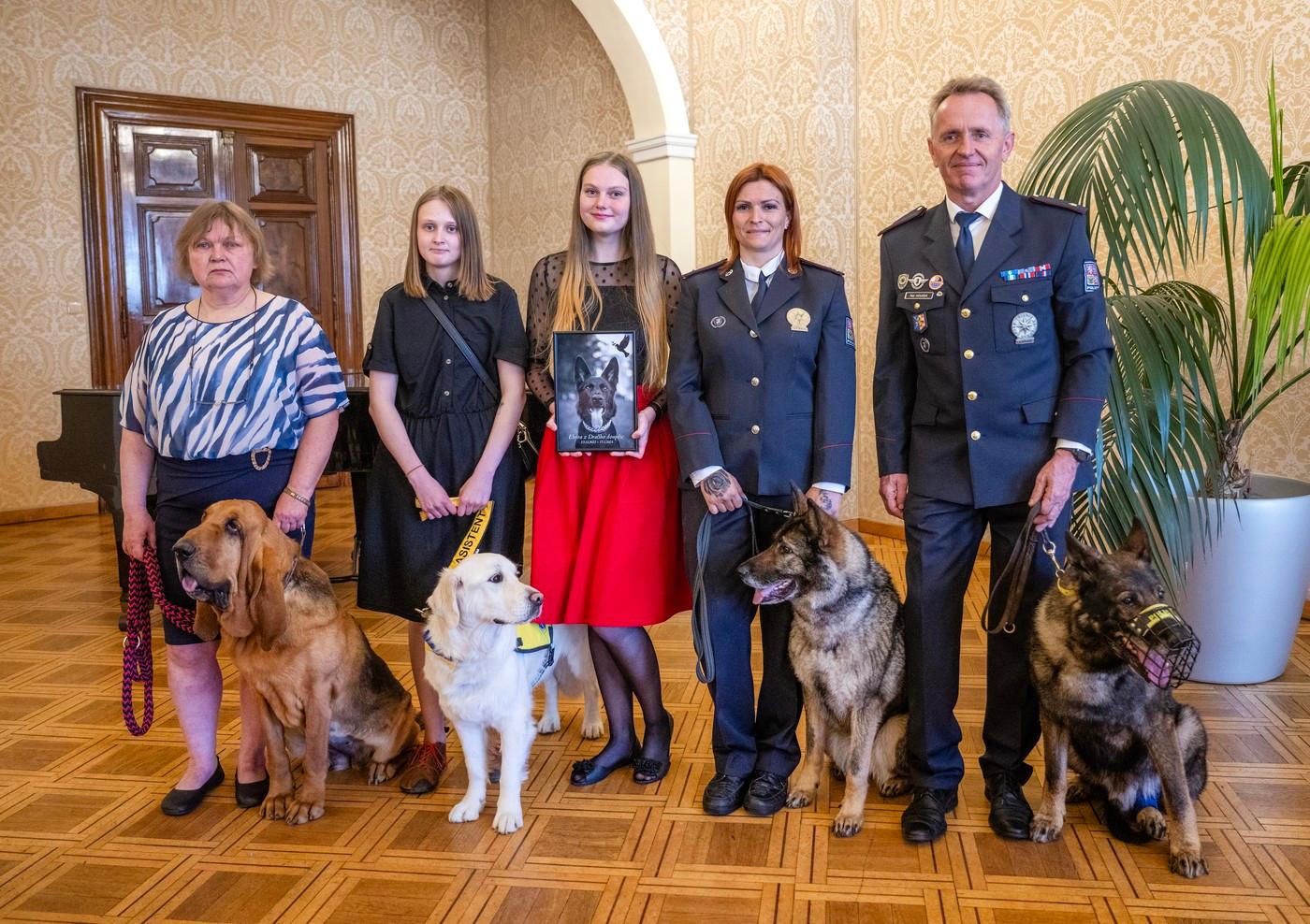 Zleva Eva Ulmová s fenou Kali, Ema Horáková se psem Tobym, Eliška Eisová s portrétem feny Elvíry, Klára Šlechtová s fenou Ornou a Petr Houdek se psem Codym na vyhlášení výsledků 15. ročníku záchranářské ankety Statečné psí srdce. Zleva Eva Ulmová s fenou Kali, Ema Horáková se psem Tobym, Eliška Eisová s portrétem feny Elvíry, Klára Šlechtová s fenou Ornou a Petr Houdek se psem Codym na vyhlášení výsledků 15. ročníku záchranářské ankety Statečné psí srdce.