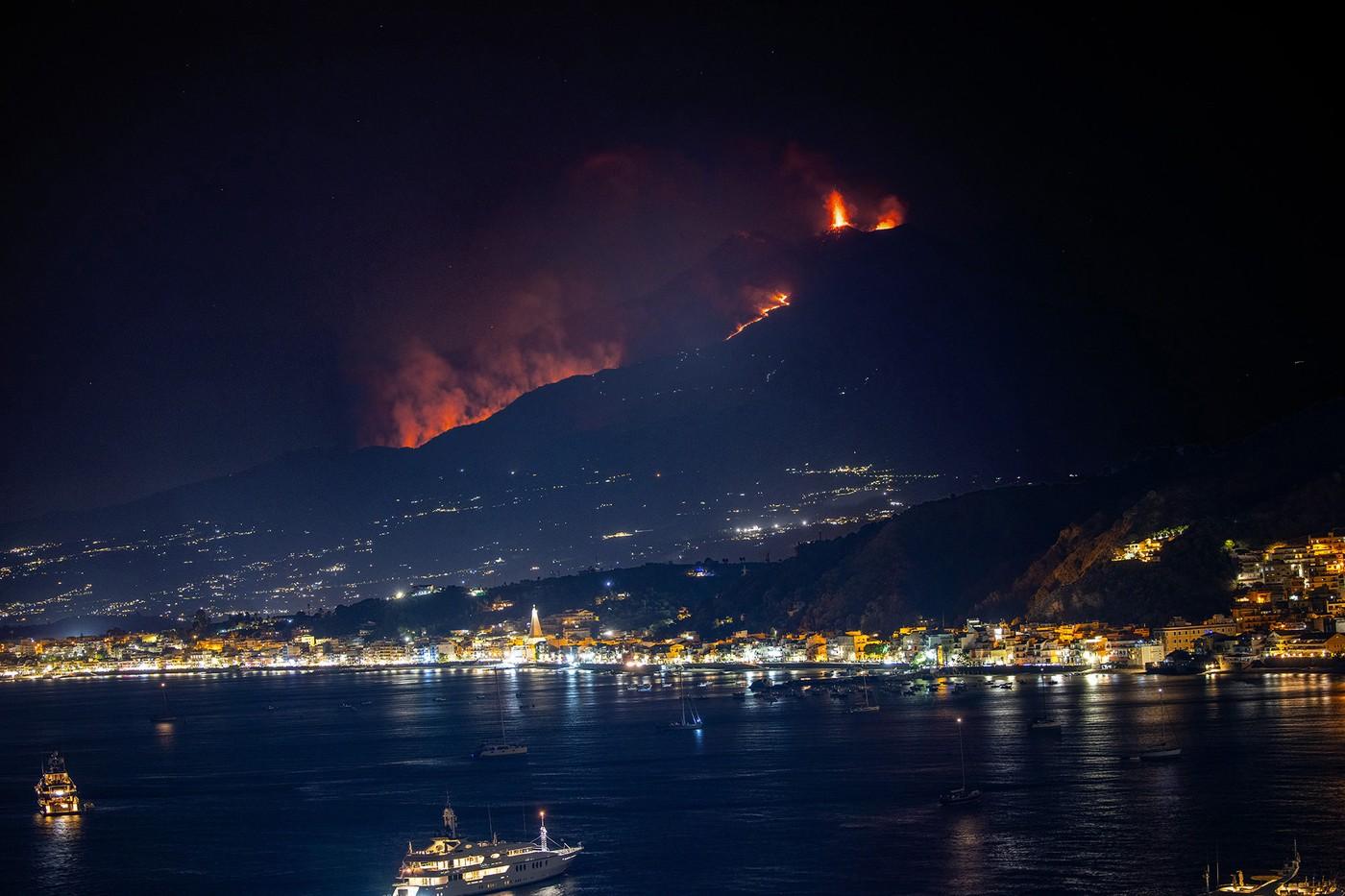 Itálie, Katánie: Etna opět vybuchla, což vedlo k uzavření hlavního sicilského letiště a narušení letového provozu