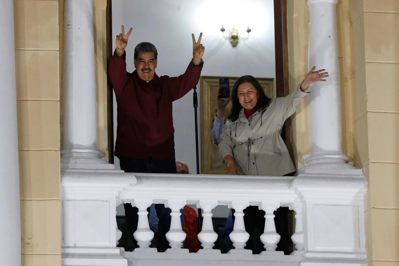 Prezident Venezuely Nicolas Maduro a zvolená starostka Caracasu Adm. Carmen Melendez, vpravo, slaví po volbách v Caracasu, Venezuela, v pondělí 28. července 2025. (AP Foto/Cristian Hernandez)
