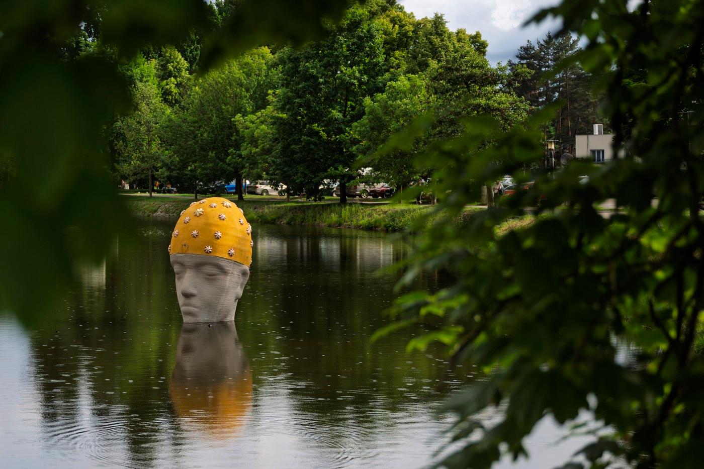 Socha Michala Trpáka na Slepém rameni řeky Malše na mezinárodním sochařském festivalu Umění ve městě, 5. června 2025, České Budějovice. Více než 20 soch bude k vidění v Českých Budějovicích, Hluboké nad Vltavou, Veselí nad Lužnicí a Vodňanech. Socha Michala Trpáka na Slepém rameni řeky Malše na mezinárodním sochařském festivalu Umění ve městě, 5. června 2025, České Budějovice. Více než 20 soch bude k vidění v Českých Budějovicích, Hluboké nad Vltavou, Veselí nad Lužnicí a Vodňanech.