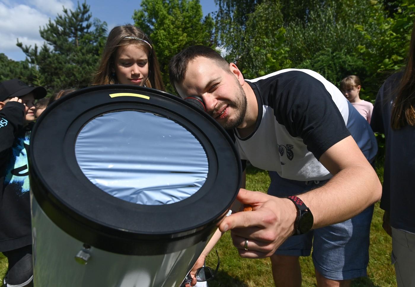 Provozovatel olomoucké půjčovny astronomických dalekohledů Michal Štipl organizuje pozorování Slunce v areálu základní školy, 12. června 2025, Postřelmov, Šumpersko.