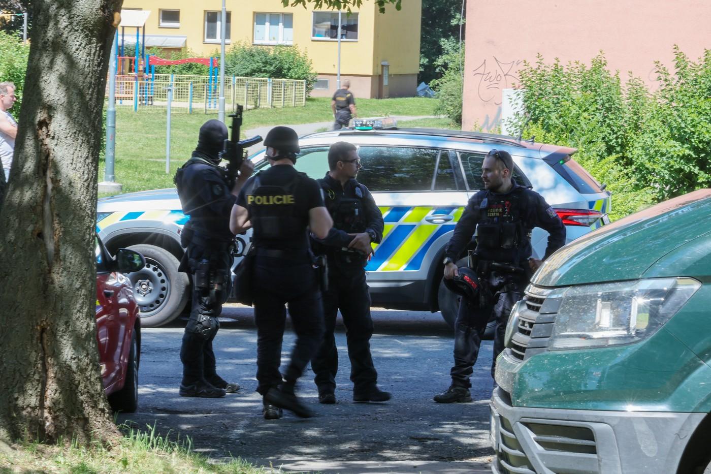 Policie zasahovala v Ostravě-Zábřehu proti ozbrojenému muži, který na sídlišti střílel a zranil ženu Policie zasahovala v Ostravě-Zábřehu proti ozbrojenému muži, který na sídlišti střílel a zranil ženu