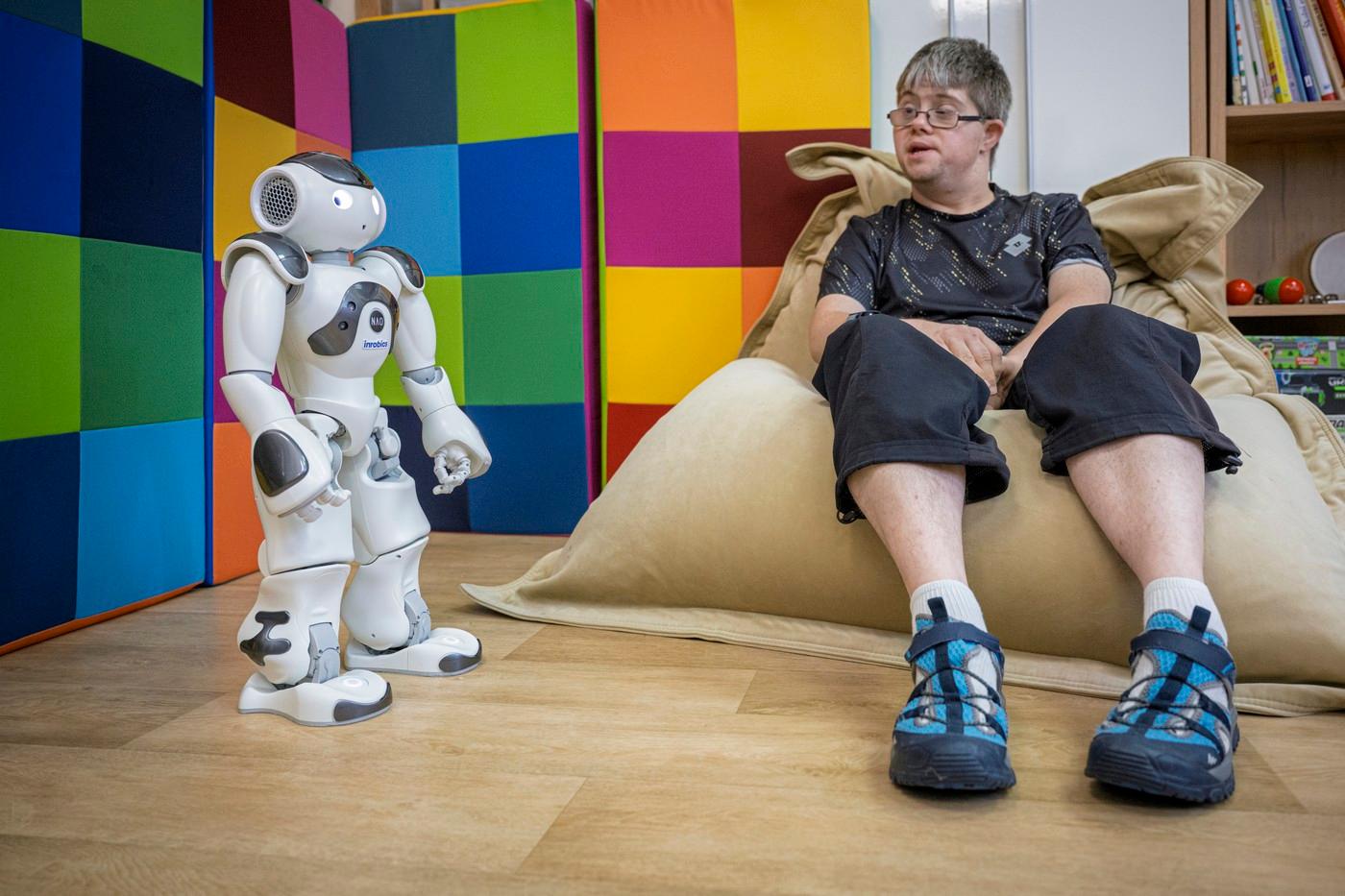 Klienti jabloneckého Domova a Centra denních služeb testují robota pro terapeutická cvičení lidí s poruchami autistického spektra, demencí či pohybovými problémy. Klienti jabloneckého Domova a Centra denních služeb testují robota pro terapeutická cvičení lidí s poruchami autistického spektra, demencí či pohybovými problémy.
