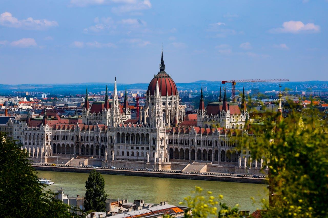 Országház je sídlo Maďarského parlamentu v Budapešti, a jedna z dominant města