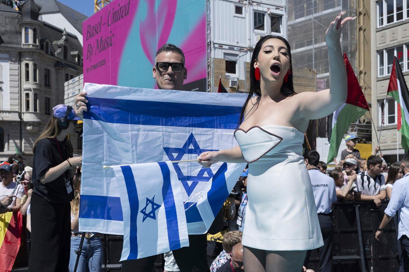 Izraelská zpěvačka Juval Raphaelová, která reprezentuje Izrael, přežila masakr Hamásu. Izraelská zpěvačka Juval Raphaelová, která reprezentuje Izrael, přežila masakr Hamásu.