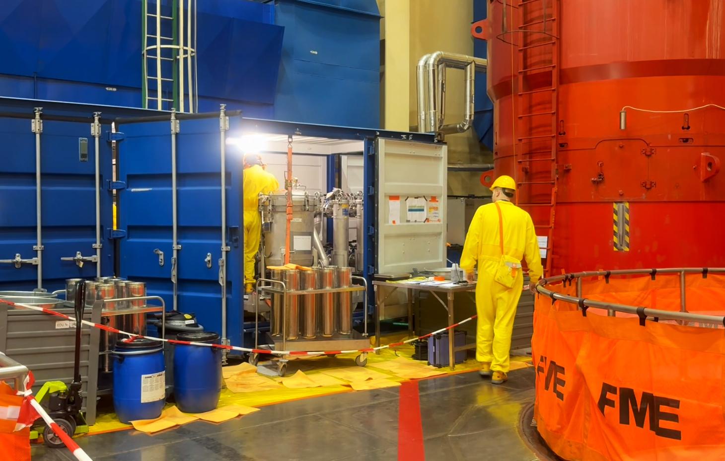 Energetici čistí při aktuální odstávce jaderné elektrárny Dukovany jeden ze šestice parogenerátorů. Unikátní projekt čištění vyvinuli odborníci plzeňské Škody JS, která je součásti skupiny ČEZ, a francouzské společnosti Framatome.