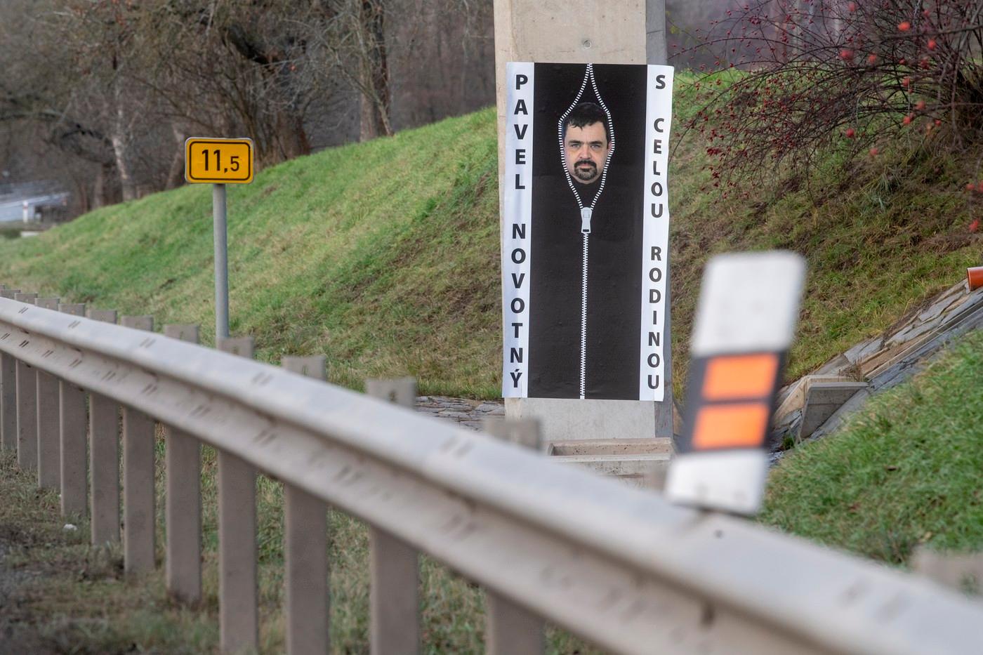 Ilustrační foto: U silnice poblíž Českého Brodu na Kolínsku se objevil plakát se starostou městské části Praha-Řeporyje Pavlem Novotným (ODS) ve vakuu na mrtvoly, 19. prosince 2023 Ilustrační foto: U silnice poblíž Českého Brodu na Kolínsku se objevil plakát se starostou městské části Praha-Řeporyje Pavlem Novotným (ODS) ve vakuu na mrtvoly, 19. prosince 2023