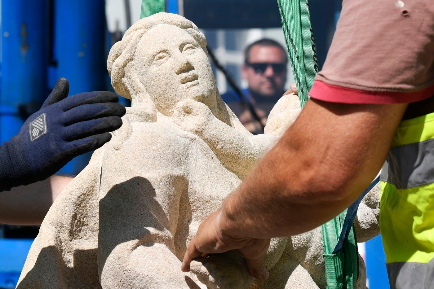 Usazení sochy Panny Marie na vrchol Mariánského sloupu, který se na náměstí vrátil po 50 letech. Skončí tak roční rekonstrukce náměstí, 20. června 2025,Tachov