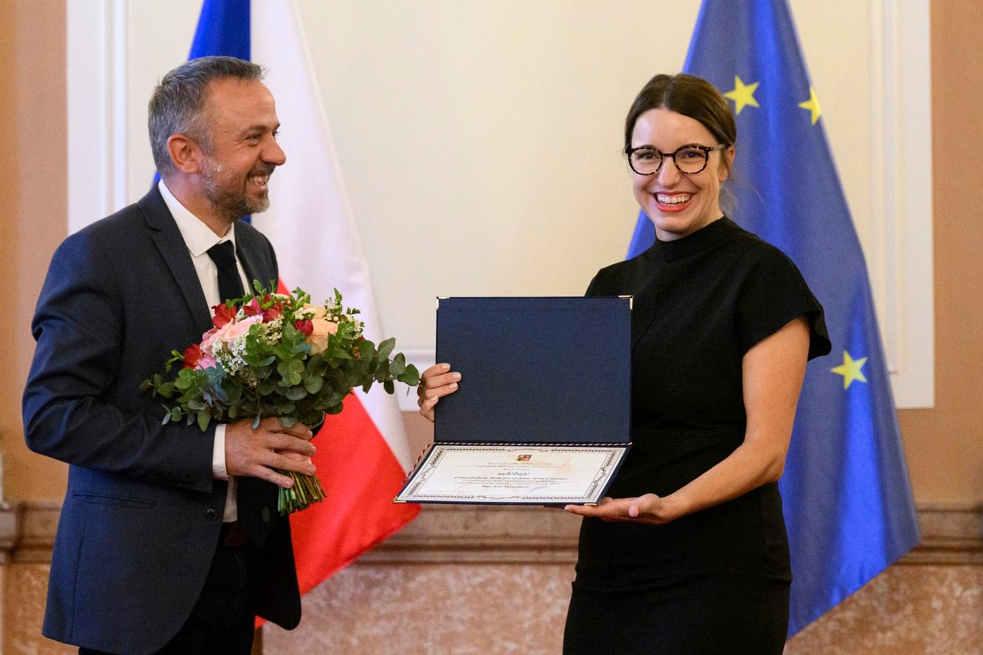 Ředitelka mezinárodního festivalu populárně-vědeckých filmů Academia Film Olomouc (AFO) Eva Navrátilová přebírá cenu předsedy Rady pro výzkum, vývoj a inovace (RVVI) za propagaci nebo popularizaci výzkumu, vývoje a inovací za rok 2025 z rukou ministra pro vědu, výzkum a inovace a předsedy RVVI Marka Ženíška (TOP 09).