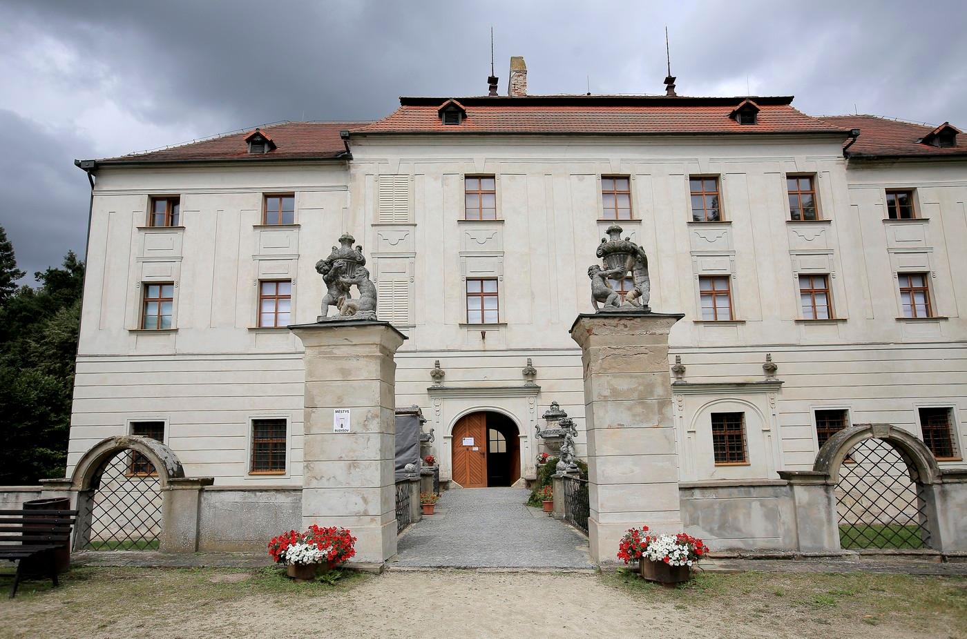 Budišov na Třebíčsku připravuje rekonstrukci dalších částí svého zámku. Letos po deseti letech dokončil opravu zámecké kaple svaté Anny a chystá se na salu terrenu s mimořádnou výzdobou s orientálními motivy. Na snímku ze 4. srpna 2021 je hlavní budova zámku. Budišov na Třebíčsku připravuje rekonstrukci dalších částí svého zámku. Letos po deseti letech dokončil opravu zámecké kaple svaté Anny a chystá se na salu terrenu s mimořádnou výzdobou s orientálními motivy. Na snímku ze 4. srpna 2021 je hlavní budova zámku.