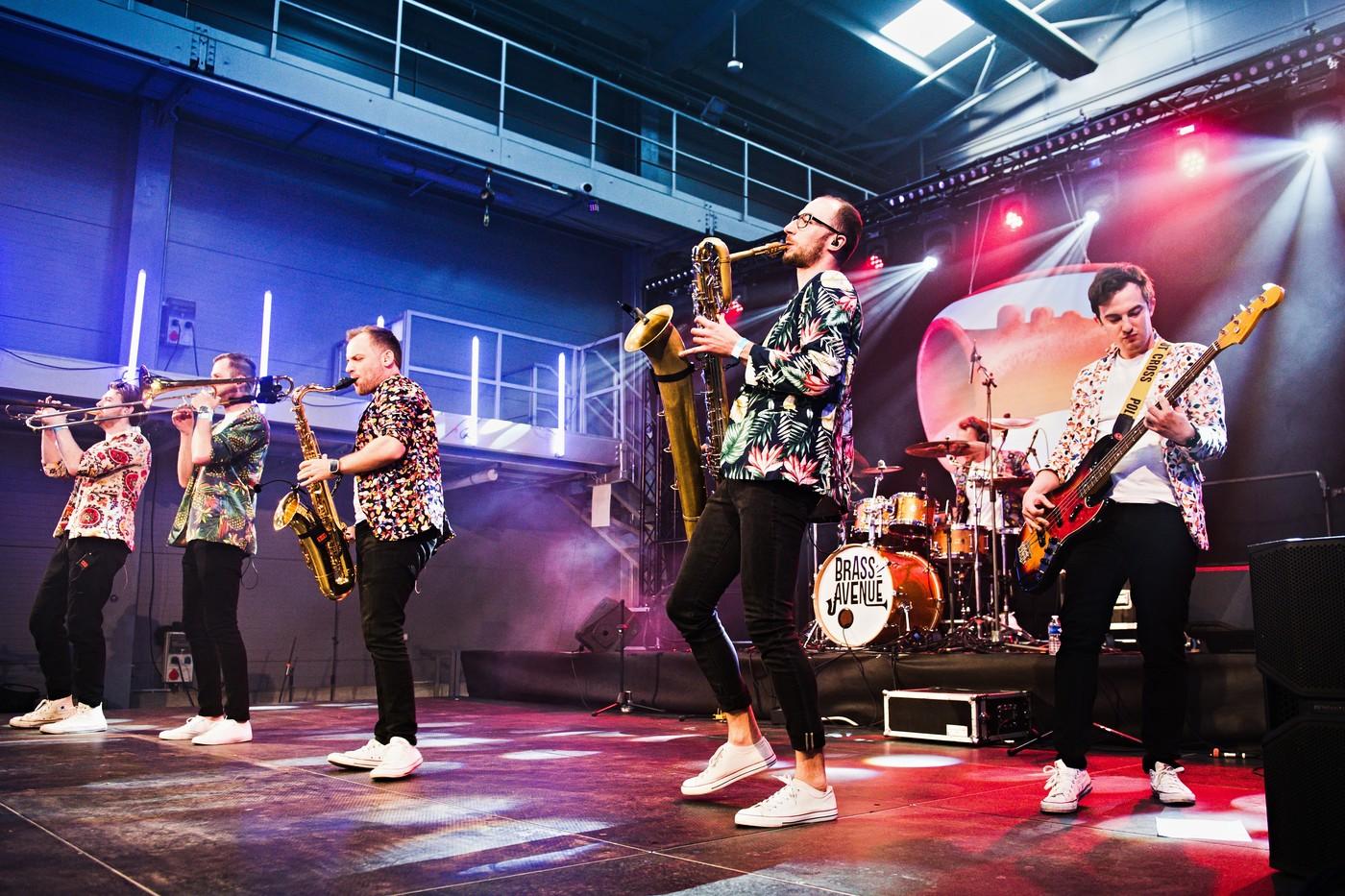 Brass Party - koncerty a světelná show v prostorách vozovny Dopravního podniku města Brna jako součást festivalu žesťových nástrojů Brno Brass Fest, 13. června 2025. Na snímku zleva trumpetista František Vaníček, trombonista Martin Kozel, tenorsaxofonista Martin Všechovský, barytonsaxofonista Jakub Dvořák, bubeník Zdeněk Borecký a baskytarista Martin Havelka z Brass Avenue.