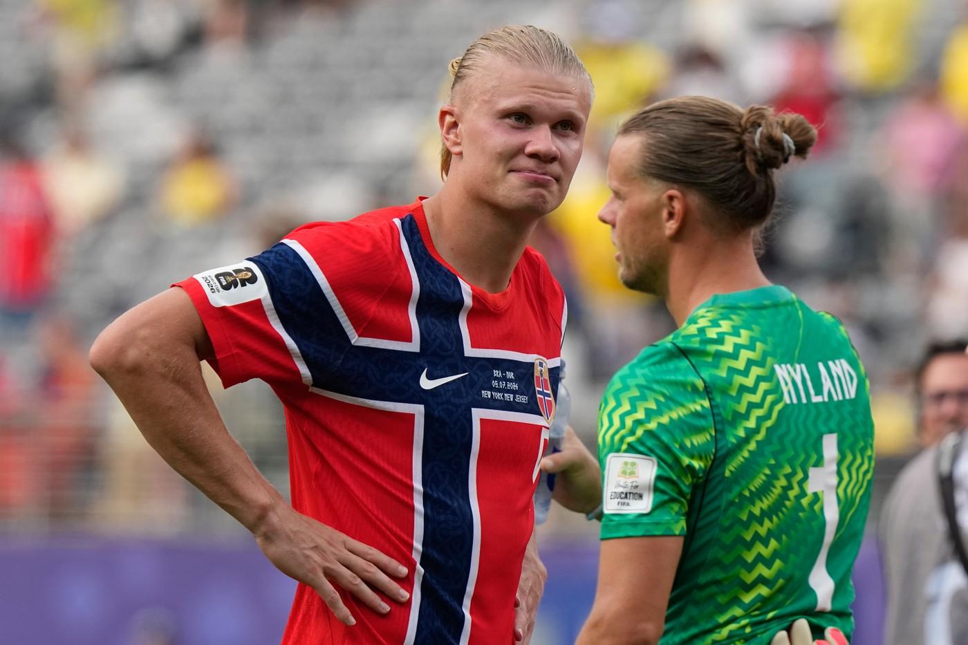 Norský hráč Erling Haaland a norský brankář Oerjan Nyland oslavují po fotbalovém utkání osmifinále mistrovství světa mezi Brazílií a Norskem