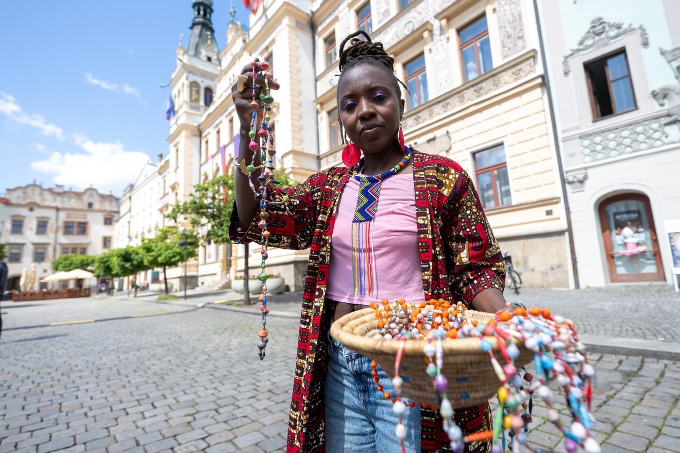 Jarmark na Pernštýnském náměstí, 23. května 2025, Pardubice. Jarmarkem končí Multikulturní týden, který návštěvníkům nabídl jídla, oblečení, látky i originální šperky z několika zemí. Jarmark na Pernštýnském náměstí, 23. května 2025, Pardubice. Jarmarkem končí Multikulturní týden, který návštěvníkům nabídl jídla, oblečení, látky i originální šperky z několika zemí.