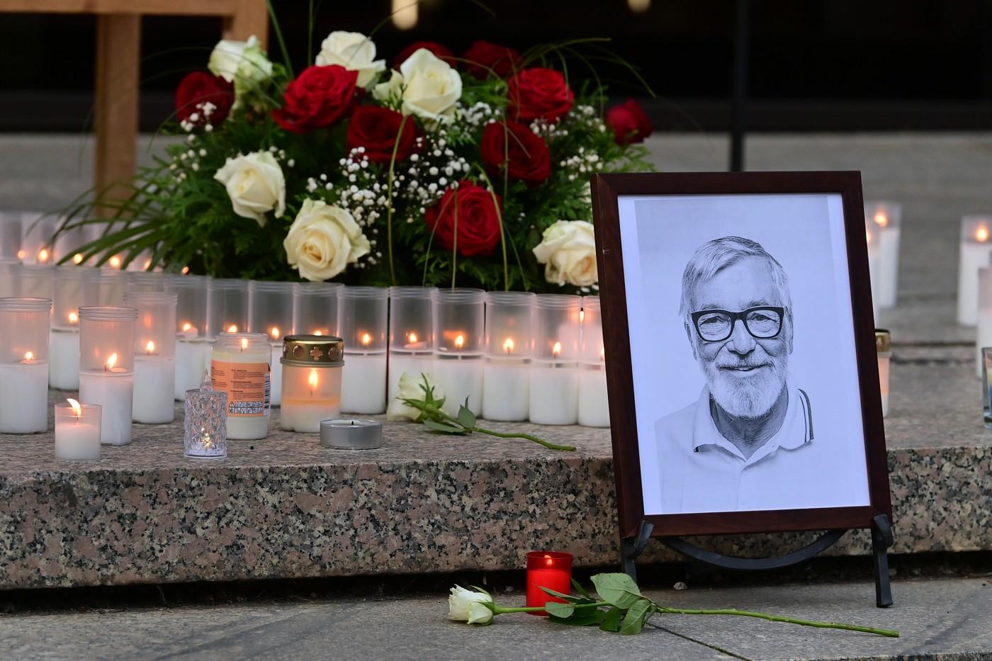 Pietní místo před hotelem Thermal v Karlových Varech