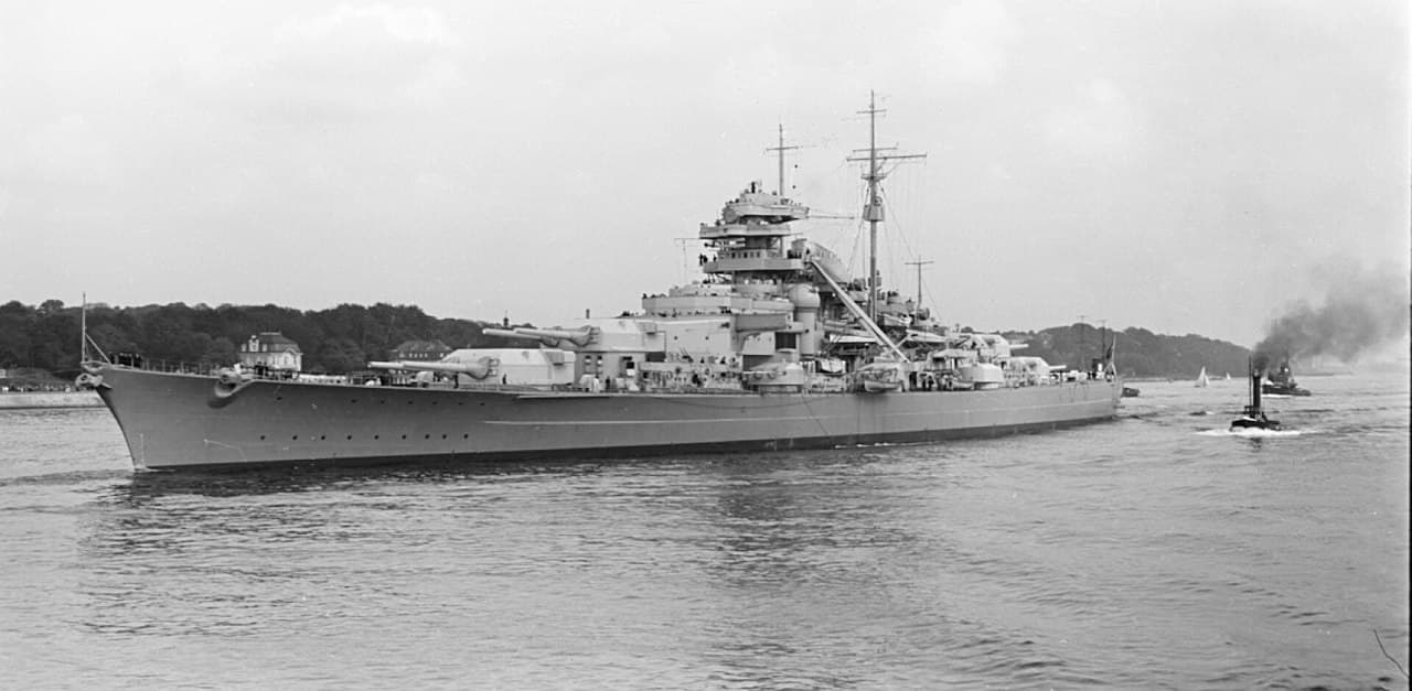 Německá bitevní loď Bismarck v roce 1940 Německá bitevní loď Bismarck v roce 1940