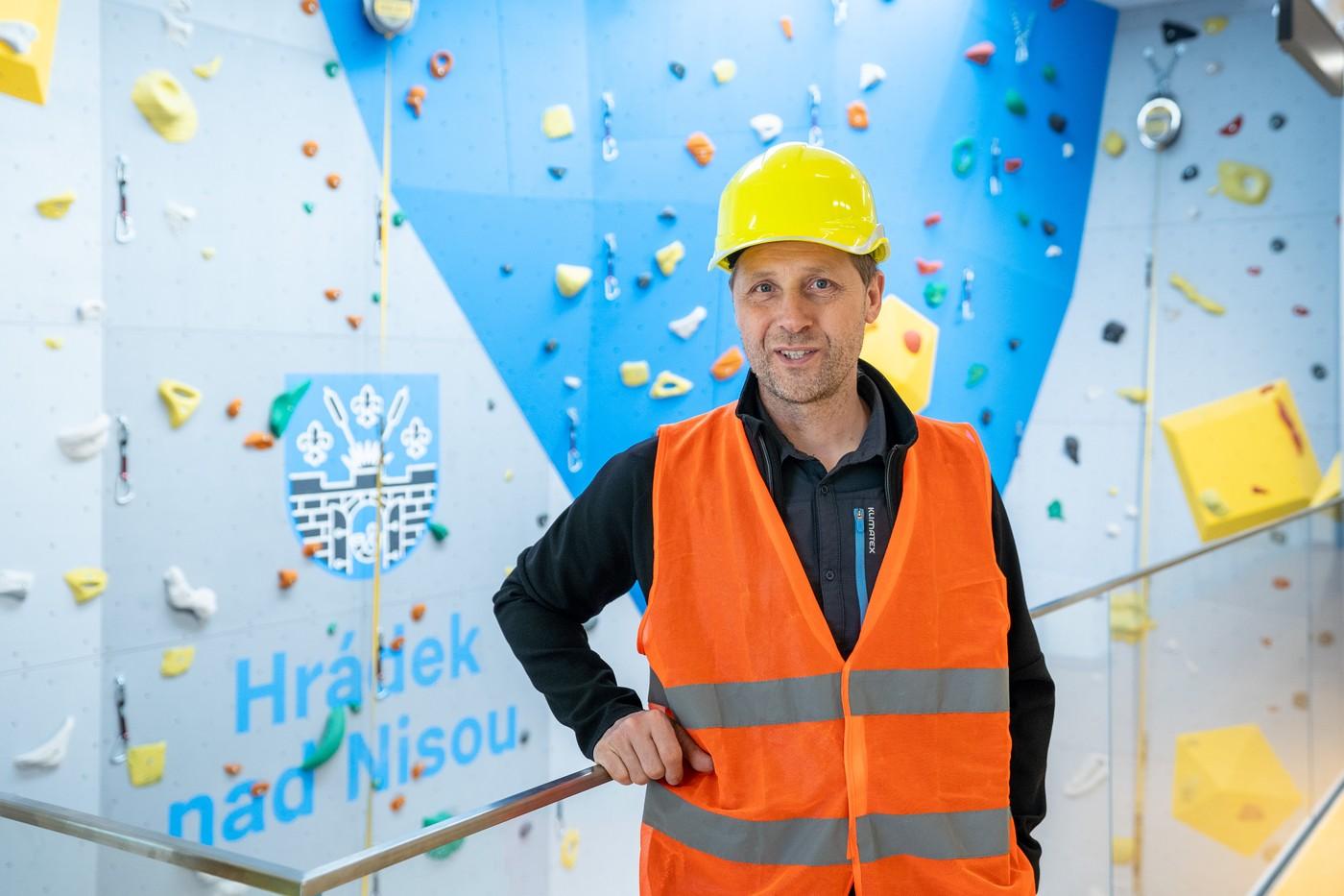 Starosta Hrádku nad Nisou Pavel Farský u lezecké stěny, která se nachází v areálu bývalé textilní továrny Bekon