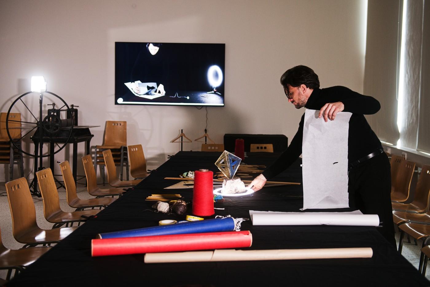 Brno Art Week, festival zaměřený na výtvarnou kulturu, 7. dubna 2025, Pedagogická fakulta MU Brno. Na snímku vizuální umělec Jan Pfeiffer s projektem Krejčí průvodce / Tailor The Guide.