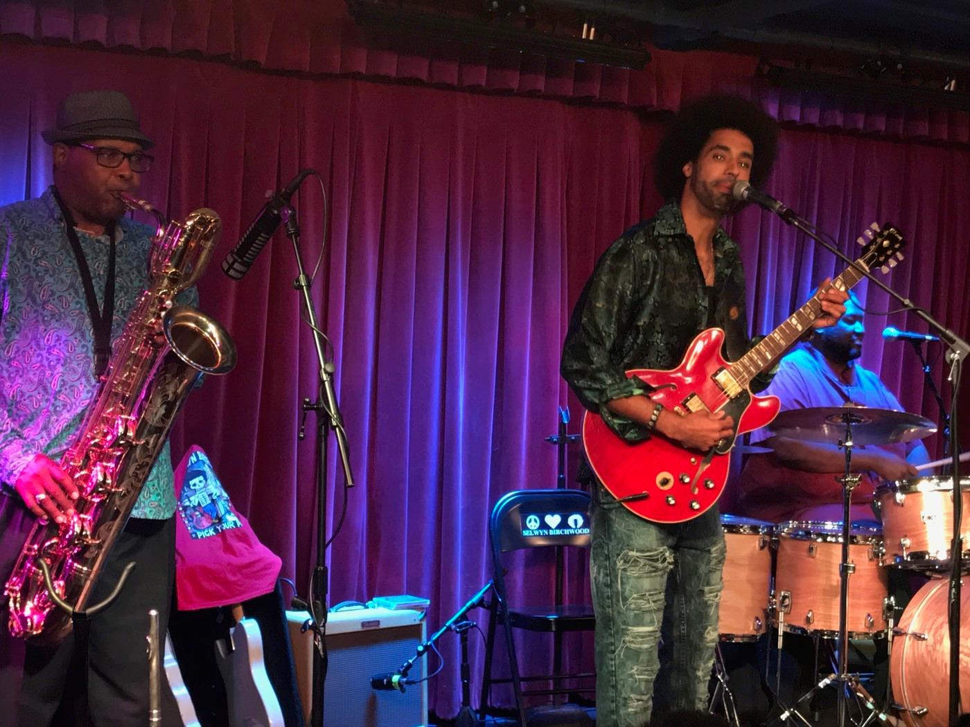 Kytarista Selwyn Birchwood Kytarista Selwyn Birchwood