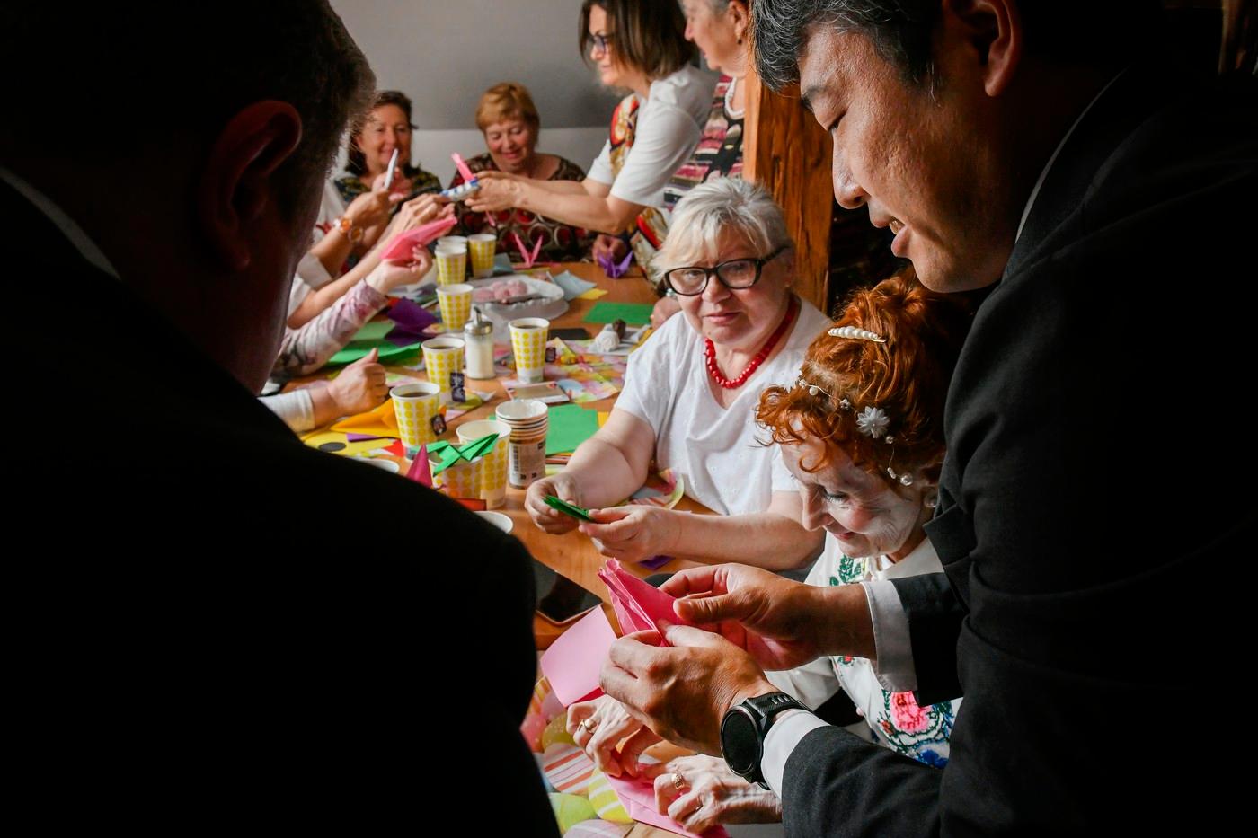 Zahájení projektu péče o ukrajinské seniory v ČR, na kterém spolupracuje Aliance center duševního zdraví se Světovou zdravotnickou organizací a českými centry duševního zdraví, 9. června 2025, Plzeň. Prostředky na psychosociální pomoc, duševní zdraví a zdravé stárnutí pro ukrajinské seniory, kteří do České republiky uprchli před válkou, poskytla pro centra duševního zdraví japonská vláda. Na snímku senioři vytvářejí origami pod vedením zástupců japonského velvyslanectví Zahájení projektu péče o ukrajinské seniory v ČR, na kterém spolupracuje Aliance center duševního zdraví se Světovou zdravotnickou organizací a českými centry duševního zdraví, 9. června 2025, Plzeň. Prostředky na psychosociální pomoc, duševní zdraví a zdravé stárnutí pro ukrajinské seniory, kteří do České republiky uprchli před válkou, poskytla pro centra duševního zdraví japonská vláda. Na snímku senioři vytvářejí origami pod vedením zástupců japonského velvyslanectví