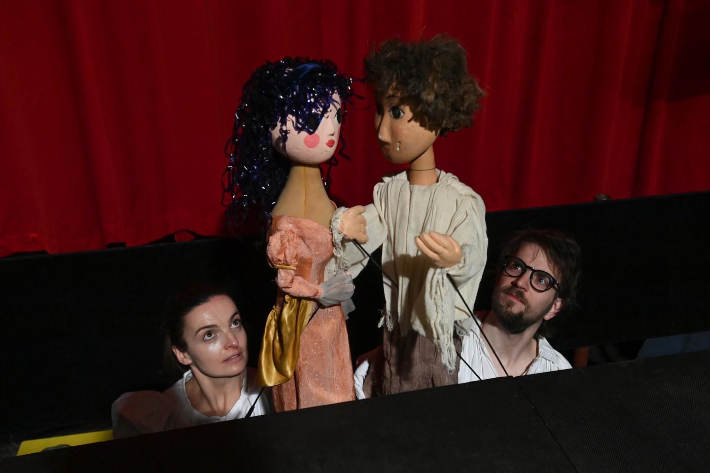 Členové divadelního souboru sestaveného pro účely nové loutkové inscenace pro dospělé s názvem Zlatý osel režiséra a producenta Jana Žůrka zkoušeli v divadelním sále Kašpárkova říše, 25. února 2025, Olomouc. Zleva Johana Vavřínová a Jan Čtvrtník.