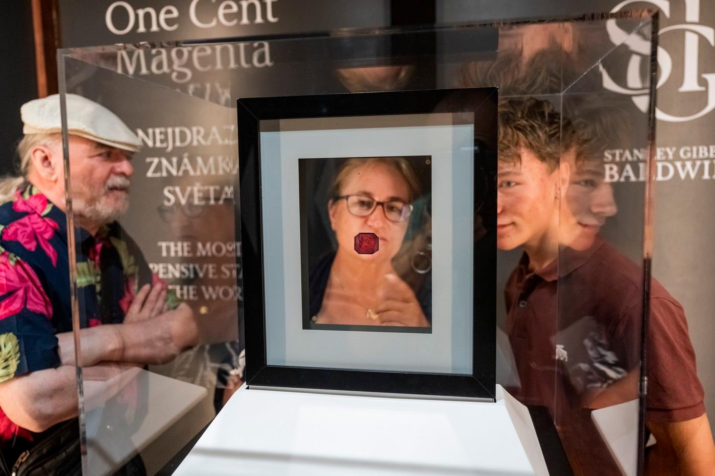 V Obecním domě začala výstava Poklady světové filatelie III, na které je v Česku poprvé k vidění nejdražší poštovní známka světa One-Cent Magenta (na snímku), známá také jako Britská Guyana.