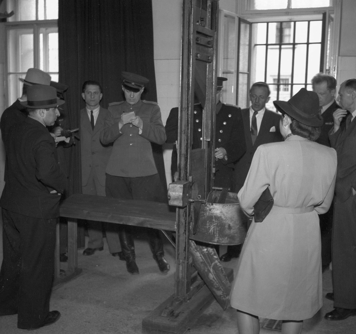 Ruští novináři a polští prokurátoři, kteří se zúčastnili přelíčení s K.H.Frankem, si prohlédli popravčí celu. (1945) Ruští novináři a polští prokurátoři, kteří se zúčastnili přelíčení s K.H.Frankem, si prohlédli popravčí celu. (1945)