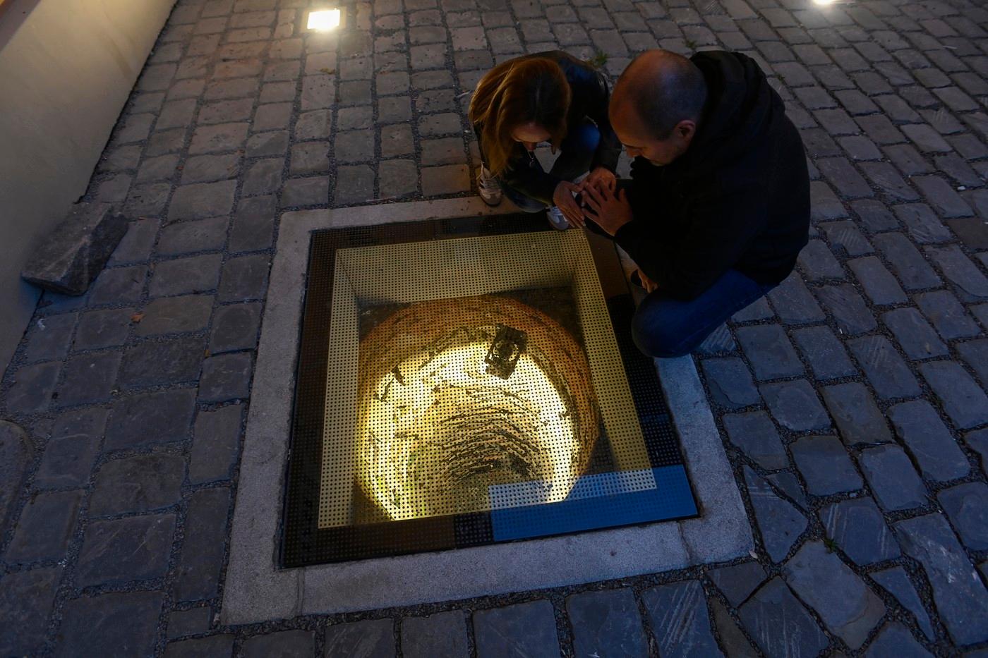 Novou atrakcí pro návštěvníky prostějovského zámku je osvětlená historická studna přikrytá pochozím sklem, kterou objevili při rekonstrukci zámeckého nádvoří, 2. června 2025, Prostějov. Zděná obruba studny končí pod úrovní dlažby a lidé si díky pevnému sklu mohou stoupnout přímo nad její osvětlené útroby. Novou atrakcí pro návštěvníky prostějovského zámku je osvětlená historická studna přikrytá pochozím sklem, kterou objevili při rekonstrukci zámeckého nádvoří, 2. června 2025, Prostějov. Zděná obruba studny končí pod úrovní dlažby a lidé si díky pevnému sklu mohou stoupnout přímo nad její osvětlené útroby.