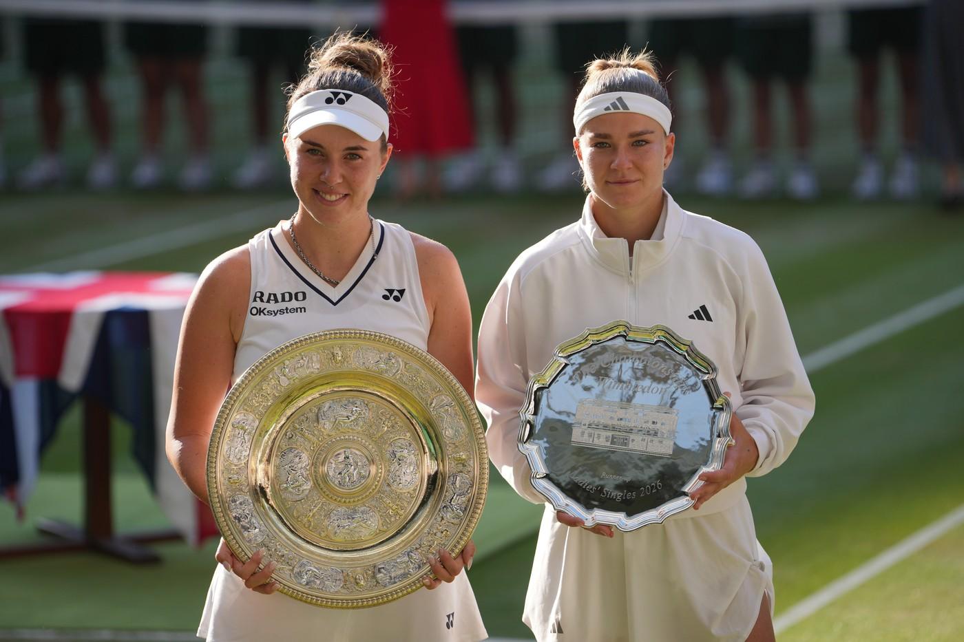 Vítězka Linda Nosková z České republiky (vlevo) a finalistka Karolína Muchová z České republiky pózují se svými trofejemi po finále ženské dvouhry na tenisovém turnaji ve Wimbledonu Vítězka Linda Nosková z České republiky (vlevo) a finalistka Karolína Muchová z České republiky pózují se svými trofejemi po finále ženské dvouhry na tenisovém turnaji ve Wimbledonu