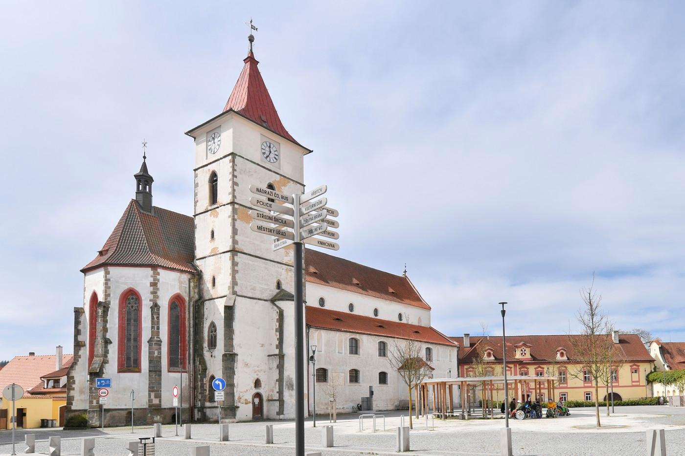 Gotický kostel svatého Petra a Pavla v Horažďovicích na Klatovsku postupně opraví za desítky milionů korun římskokatolická církev spolu s městem. Kulturní památka z poloviny 13. století je dominantou Mírového náměstí, kvůli havarijnímu stavu je ale dva roky uzavřená. Letos byla zařazena do programu záchrany architektonického dědictví ministerstva kultury a bude z něj dostávat statisíce korun po dobu minimálně deseti let. Řekl to starosta Horažďovic Michael Forman (Občané HD).