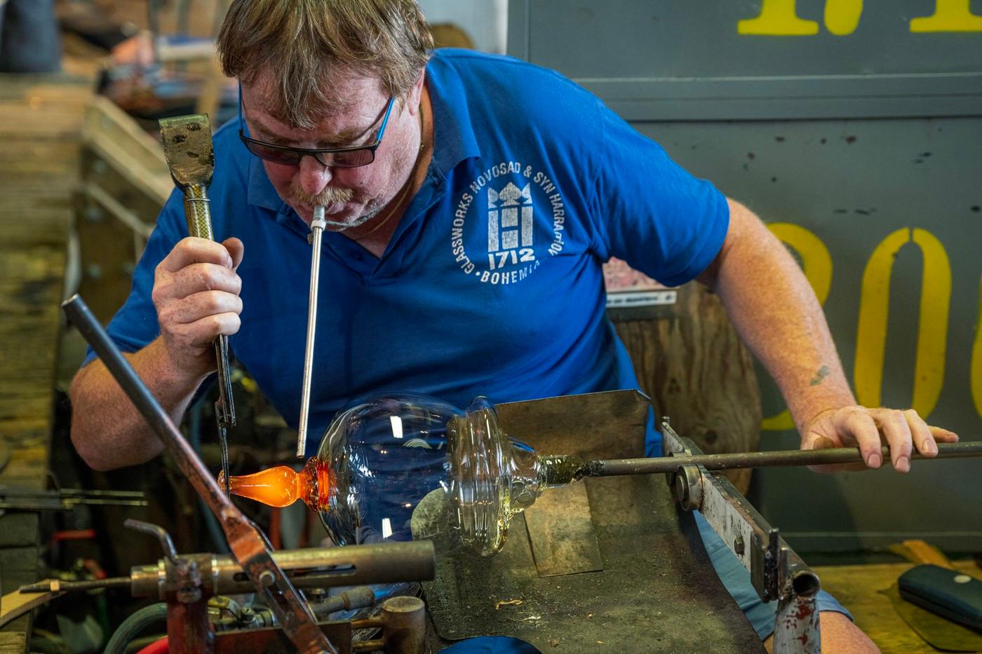 Exkurze do výroby sklárny, 8. července 2023, Harrachov. Akcí Víkend hrabat Harrachů, která se konala v rámci projektu Národního památkového ústavu (NPÚ) Po stopách šlechtických rodů 2023, si zdejší sklárna připomněla historii spojenou s rodem Harrachů.